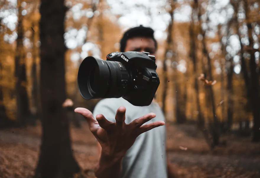 Fotógrafo trabajando con su cámara en exteriores